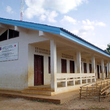 日本政府の援助で建てた校舎