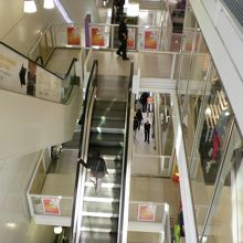 売り場へはエスカレーターで