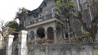 3連アーチ玄関の洋館、内部非公開の市認定歴史的建造物でした。