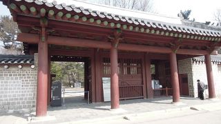 世界遺産の廟、土曜日以外はガイドツアーに参加で入場可