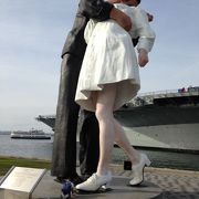 大きな水兵さんとナースの像