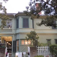 風見鶏の館の近く