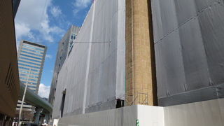 工事の覆いで隠れていました