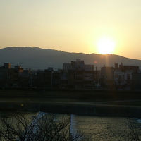 東山から昇る朝日