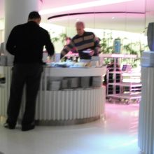 フードのカウンターはこの程度の広さ