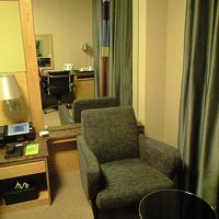 ソファー、奥に姿見