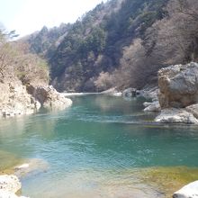 エメラルドグリーンの川です