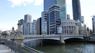 交通量の多い立派な橋