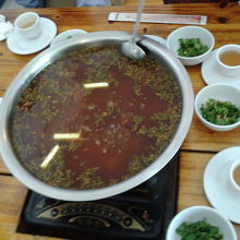 中に魚が沈んでます