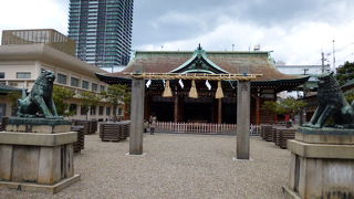 「えべっさん」として知られる商売繁盛の神社です。