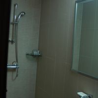 シャワーブース、手前左にウォシュレット有。