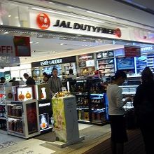 他の免税ショップと隣り合っています