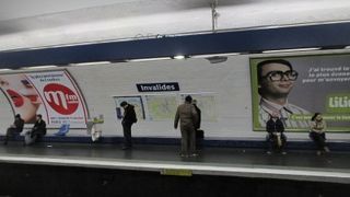 アンヴァリッド駅　　アンヴァリッドまで遠い