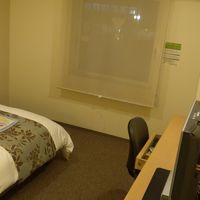 部屋も机も広い