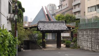 不思議な形のお堂？です