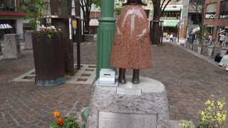 麻布十番の商店街の真ん中に