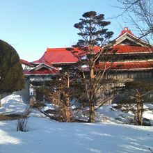 正面から見た建物の様子