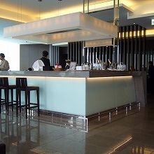 ラウンジ内のバーカウンター