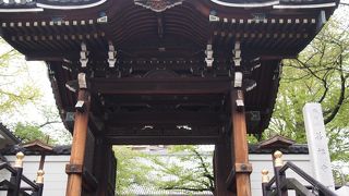 善福寺の古さを伝える門