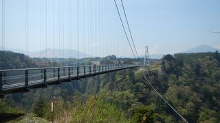 要注意!!4月の昼前は滝が逆光になります。人が多いと横揺れします。外国人の観光客が多いです。2014年4月入場料金500円。