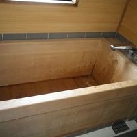 木の風呂に源泉が