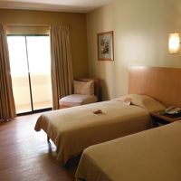 スーツケースを広げる十分なスペースあり