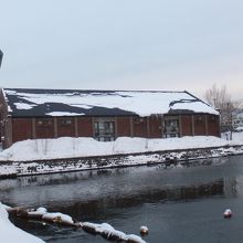 小樽運河の北の端っこにあります