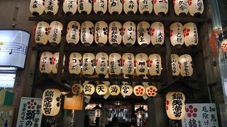 錦市場の突き当たり、提灯の綺麗な神社