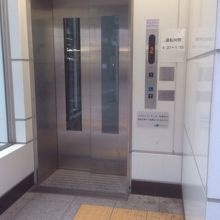 新しい感じの駅のエレベーター
