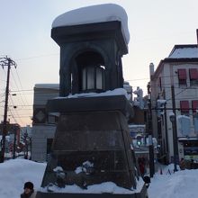 雪景色の中の常夜灯