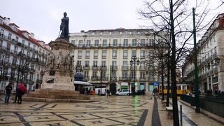 ポルトガルの国民的詩人カモンイスの名がついた広場