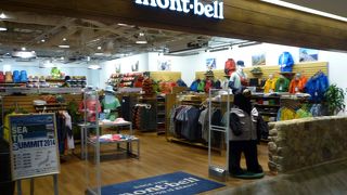 様々なアウトドア商品が揃うお店