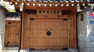 坂を上ると韓屋の屋根が連なる風景に出会えます。