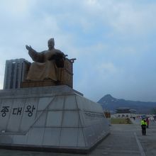大きな広場のほぼ真ん中にある世宗大王像