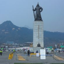 イ・スンシン像、ソウルの街を守ってくれるそうです