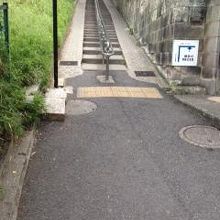 とにかく急な坂道です