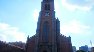 賑やかな明洞の繁華街のすみに悠然とたたずむカトリック教会