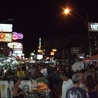 ホテルを出ればこんな喧騒です