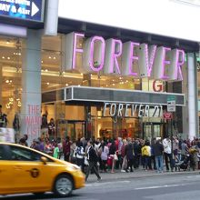 目立つきれいな外観