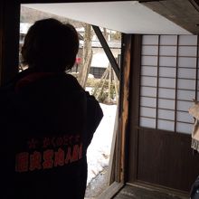 戸を上にあげ、天井からの紐に引っ掛けます。