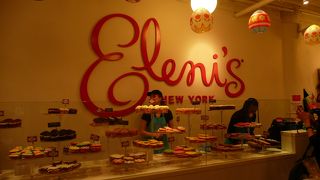 カラフルなスイーツと可愛い店内