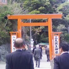 東の鳥居は朱色です。