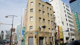 昭和10年築というレトロな5階建てビル