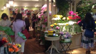 駅ビル内の花屋