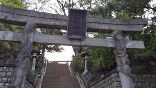 鳥居が特徴的な神社でした。