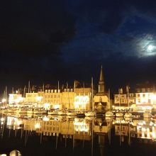 暮れると共に、イルミネーションに浮かびあがります。