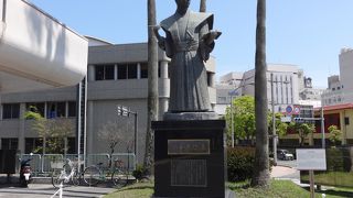 西郷銅像の向かいにあります。