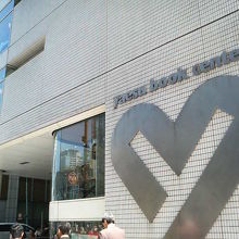 八重洲口のすぐ近くです。