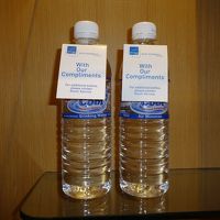 無料の水がひとりに1本