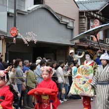 本町での行列